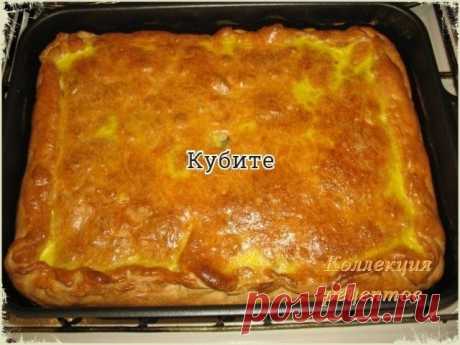Очень сытно!

1) слоеное тесто.
2) курица. Курицу порезать на кусочки, посолить, поперчить по вкусу.
3) картофель. Порезанный, как на фото. Также посолить(не много)
4) Лук, порезанный как угодно.
5) Сливочное масло.
6) Яйцо, преимущественно, желток, чтобы сверху смазать пирог, для корочки.

Тесто выкладывается в противень, а в него уже - начинка и все потом заворачивается, как конверт.
на низ - картофель, сверху мясо, сверху лук(на фото еще лук не положили) и масло сливочн...
