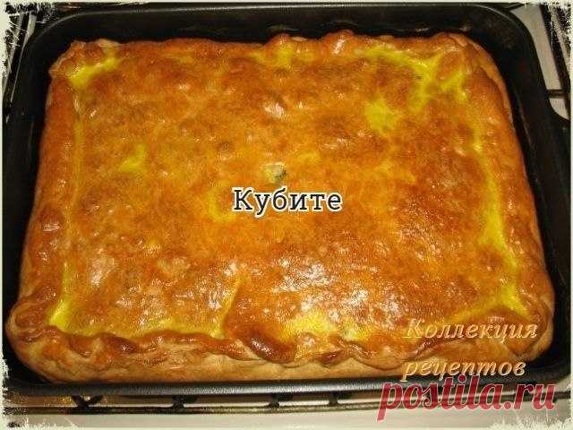 Очень сытно!

1) слоеное тесто.
2) курица. Курицу порезать на кусочки, посолить, поперчить по вкусу.
3) картофель. Порезанный, как на фото. Также посолить(не много)
4) Лук, порезанный как угодно.
5) Сливочное масло.
6) Яйцо, преимущественно, желток, чтобы сверху смазать пирог, для корочки.

Тесто выкладывается в противень, а в него уже - начинка и все потом заворачивается, как конверт.
на низ - картофель, сверху мясо, сверху лук(на фото еще лук не положили) и масло сливочн...