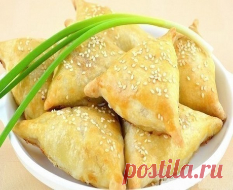 Нежное куриное мясо в хрустящем слоеном тесте.

Ингредиенты:
250 г муки
100 г масла
700 г курицы (2 окорочка)
200 г лука
желток для смазки
кунжут для посыпки (по желанию)
соль
перец
Самса – очень популярное блюдо среднеазиатской кухни. Часто готовится из баранины c добавлением курдючного жира, а также из курицы, тыквы, зелени. Тесто для самсы в основном используется слоеное. Чтобы сделать такое тесто – обычно сначала вымешивают муку с водой, потом раскатывают получившееся ...