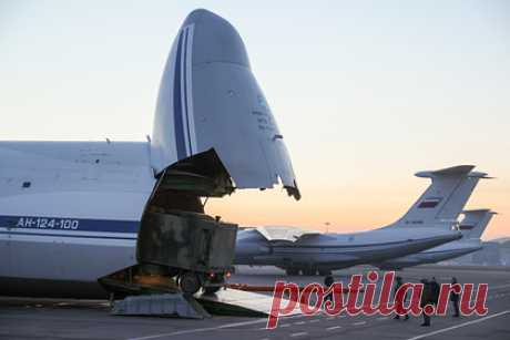 Ан-124 с аппаратами ИВЛ в США признали демонстрацией возможностей армии России. В настоящее время Россия обладает всеми возможностями по массовому строительству и эксплуатации военно-транспортных самолетов, признает военный обозреватель ТАСС Дмитрий Литовкин. Автор, в частности, вспоминает российские гуманитарные миссии в европейские страны и Соединенные Штаты.