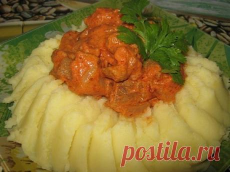 Свинина тушёная в соусе
Автор: Катерина Горохова-Шмакова

нам понадобиться:
свинина 600 гр.
лук репчатый 2 шт.
морковь 1 шт.
чеснок 4-5 зубч.
паста томатная 100 гр.
сметана 100 гр.
приправы по вкусу (у меня сушёный майоран,паприка сладкая,соль)

Свинину нарезать на не большие кусочки.поставить обжариваться.Тем временем нарезать лук полукольцами,морковь натереть на тёрке,чеснок мелко порубить.Когда мясо немного обжариться,добавить овощи к мясу.Оставить обжариваться на мален...