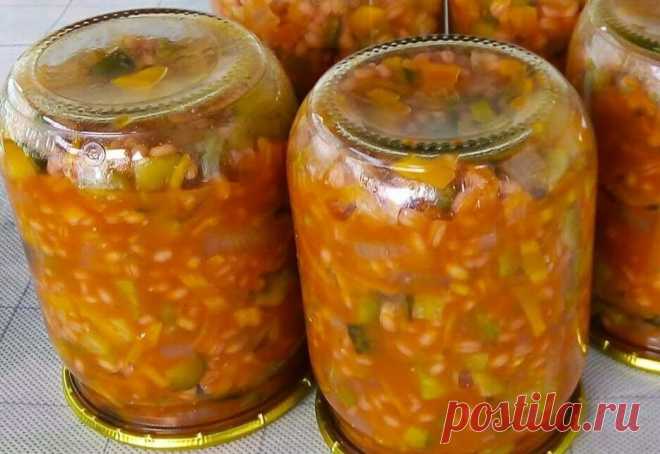 Рассольник с перловкой в банке с пряностями: быстро, просто и хранится отлично | 3 кг свежих огурцов==1 кг лука==1 кг моркови==0,5 кг перловой крупы==0,5 л томатной пасты==2/3 стакана сахара==1 стакан растительного масла==4 ст. л. соли==100 мл 9% уксуса==5 лавровых листов==10 горошин душистого перца==1 ст. л. перца черного горошком==3 шт. гвоздики==0,5 ч. л. молотого кориандра или тмина