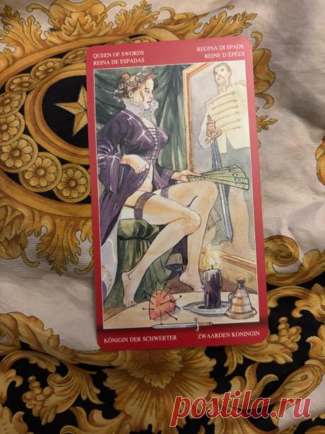 Королева мечей. Таро Магия Наслаждений Карта дня Королева Мечей - это энергия логики и прямоты. Избавьтесь от всего, что не служит вашим интересам; сейчас не время цепляться за старые привычки. Вы с