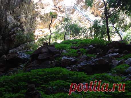 Вот уже 2 года как внутрь можно спуститься каждому, по удобной металлической лестнице,а раньше только альпинисты,да смельчаки спускались по верёвкам...