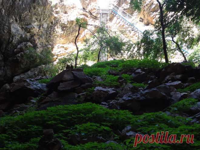 Вот уже 2 года как внутрь можно спуститься каждому, по удобной металлической лестнице,а раньше только альпинисты,да смельчаки спускались по верёвкам...