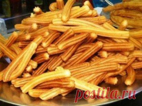 Сладкая выпечка «Чуррос» Сладкая выпечка «Чуррос» Традиция приготовления печенья чуррос зародилась и сформировалась в Испании. Обычно сладкую обжаренную выпечку из заварного теста традиционно подают к завтраку. Ингредиенты: Мука — 180 г.  Белок — 1 шт.  Вода — 250 мл.  Молоко — 125 мл.  Соль- 0,5 ч. ложки.  Сахар — 2 ст. л.  Растительное масло (для жарки) Приготовление: 1. Смешайте молоко, воду, сахар, соль в глубокой емкости, доведите до кипения, всыпьте просеянную муку и...