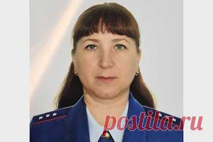 Сотрудница колонии нашла замерзающую россиянку и на себе вынесла ее из леса. На Урале младший инспектор 1-й категории отдела охраны ИК-24 Елена Яковлева спасла от обморожения и гибели женщину. Ранним утром 30 ноября сотрудница тавдинской колонии шла на работу и услышала крики из леса, прилегающего к железной дороге поселка Азанка. Тогда женщина позвонила мужу и начала искать кричавшую.