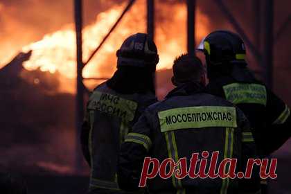 Пожарные ликвидировали открытое горение на складе в Подмосковье