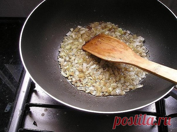 МЯСО ЗАПЕЧЁННОЕ С ГРИБАМИ 
ИНГРЕДИЕНТЫ:
 Мясо - 1.5 кг
 Лук - 3 шт
 Грибы консервированные - 1 кг
 Картофель средний - 4 шт
 Морковь - 4 шт
 Перец сладкий - 2 шт
 Перец острый зеленый - 3 шт
 Майонез - 400 гр
 Сыр твердый тертый - 200 гр
 Чеснок - 5-6 зубчиков
 Соль и специи по вкусу
ПРИГОТОВЛЕНИЕ:
1. Форму смазать растительным маслом.
2. На дно выложить порезанное кусочками мясо. 
3. И посыпать его смесью соли с пряностями.
4. В сковородке обжарить резанный лук до золотис...