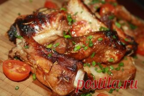 Супер вкусные ребрышки по-канадски 
Ингредиенты: 
-Ребра свиные — 800 г 
-Пюре (яблочное, готовое. Можно использовать пюре для детского питания) — 80 г 
-Кетчуп — 80 г 
-Чеснок (сухой, в порошке) — 1/2 ч. л. 
-Паприка сладкая — 1/2 ч. л. 
-Перец черный (молотый) — 1/2 ч. л. 
-Соевый соус — 2-3 ст. л. 
-Лимон (выжать сок) — 1/2 шт 
-Сахар коричневый — 3 ст. л. 
-Корица (молотая) — 1/2 ч. л. 
Приготовление: 
1. Смешайте все ингредиенты (кроме мяса, конечно) в подходящей по р...