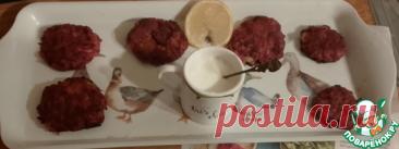 Котлеты с яблоком, свеклой и фета. ... это осень в ее ипостаси, когда был сезон яблок и свеклы в полном разгаре. Остались только воспоминания, но блюдо вкусное, особенно когда оно подаётся с соусом из йогурта, майонеза и лимонного сока.