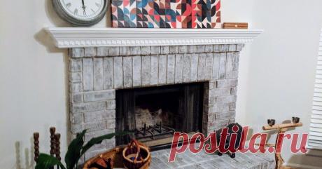 Она ставит баночки Мейсона вниз на ее столе. Сначала она рисует дно, но потом она делает это на ее каминной полке! Вы не поверите, это было так легко!