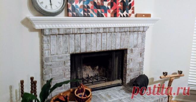 Она ставит баночки Мейсона вниз на ее столе. Сначала она рисует дно, но потом она делает это на ее каминной полке! Вы не поверите, это было так легко!