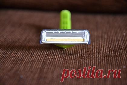 В косметическом бренде назвали главную ошибку женщин во время бритья тела. Основатель косметического бренда James Read Джеймс Рид раскрыл главную ошибку женщин во время бритья тела. Эксперт отметил, что многие люди сталкиваются с появлением раздражения и красной сыпи после удаления волос бритвой. По его словам, такая реакция происходит из-за использования старого станка.