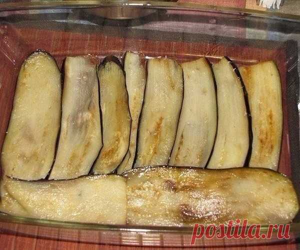 Вот это блюдо! Улёт! Подружка угостила - ничего вкуснее не пробовала!

КУРИНАЯ ЗАПЕКАНКА

Ингредиенты:

- Куриная грудка (филе) - 4 шт.
- -Баклажаны - 2-3 шт.
- Помидоры - 3-4 шт.
- Сыр - 150 г
- Чеснок - 1 зубчик
- Зелень укропа
- Растительное масло для жарки
- Соль, красный и чёрный перец по вкусу

Приготовление:

1. Баклажаны вымыть, срезать хвостики и обсушить. Нарезать их вдоль, тонкими полосками, положить в миску, посолить и оставить на 20-30 минут. С баклажан слить ...