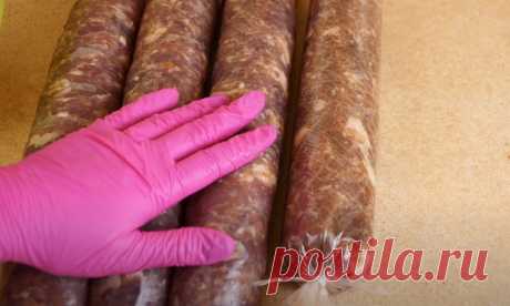 Колбасу из магазина заменили своей: берем килограмм мяса и формуем в рукаве