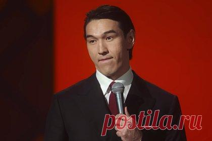 Отмену концерта комика Нурлана Сабурова связали с шутками про россиян
