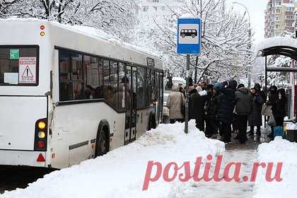 Россиянам рассказали о возможности требовать компенсацию за опоздавший автобус. Пострадавшие из-за опоздавшего или неприехавшего общественного транспорта россияне имеют право требовать компенсацию морального вреда. О такой возможности рассказали в Верховном суде РФ. Прецедентом стало дело жителя Наро-Фоминска, который чуть не опоздал на поезд из-за задержки автобуса.