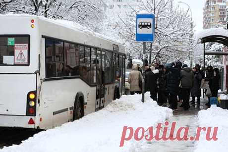 Россиянам рассказали о возможности требовать компенсацию за опоздавший автобус. Пострадавшие из-за опоздавшего или неприехавшего общественного транспорта россияне имеют право требовать компенсацию морального вреда. О такой возможности рассказали в Верховном суде РФ. Прецедентом стало дело жителя Наро-Фоминска, который чуть не опоздал на поезд из-за задержки автобуса.