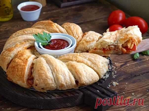 Быстрая закрытая пицца за 15 минут | Меню недели Очень быстрый и вкусный вариант пиццы из готового слоеного теста. Вы можете добавить внутрь колбасу, оливки и другие ваши любимые ингредиенты. Очень вкусно!