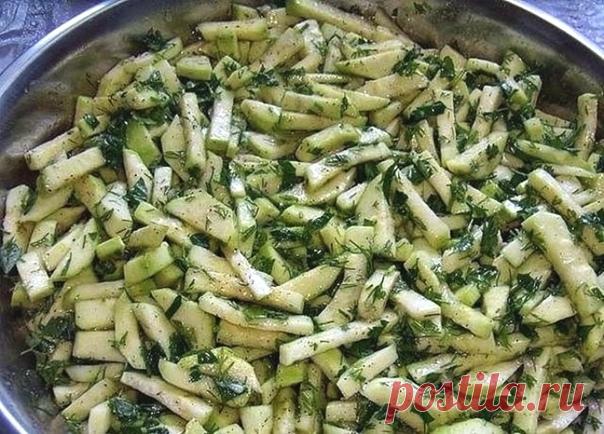 Запись на стене Кабачки «как грузди» — это ООООЧЕНЬ вкусно.В прошлом году закрыла 4 баночки на пробу. В этом закрываю 10! Уверяю вас, если не раскрывать секрет, немногие поймут, что едят НЕ грузди. Замечательный рецепт!Ингредиенты:3 кг кабачков (очищенных)2 ст.л. соли1 ст.л. черного перца6 ст.л. сахара1 ст. подсолнечного маслапучок петрушкипучок укропа1 ст. 9%-го уксуса1 или 2 ст.л. выдавленного чеснока (на ваш вкус)<...