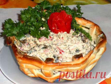 Нарядный салат в корзиночке из слоеного теста