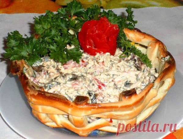 Нарядный салат в корзиночке из слоеного теста