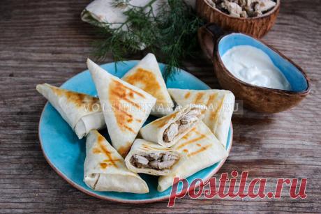 Пирожки из лаваша с курицей и грибами Из лаваша можно приготовить очень вкусные пирожки-треугольники — при жарке они становятся хрустящими, золотистыми, почти не берут в себя масло. Начинка может быть любой. Сегодня я предлагаю вам рецепт пирожков из лаваша с курицей и грибами.