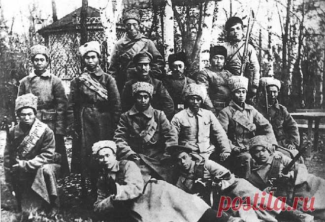 В период Гражданской войны в России большевики клеймили белогвардейцев за сотрудничество с иностранцами (интервентами). Однако большевики не только сами сотрудничали с иностранцами, но и использовали их в боях и в практике красного террора.