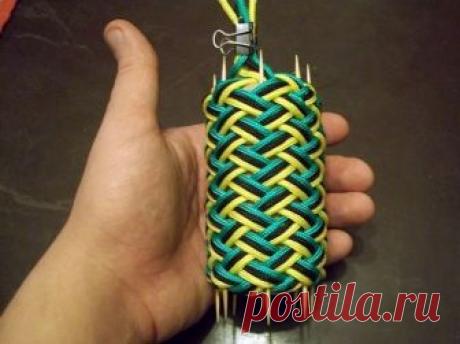 Плетение узлом "турецкая голова". "Турецкая голова" (Turks heads) -- морской узел, названный так за схожесть с тюрбаном и в связи с тем, что западные европейцы называли всех жителей средней Азии турками. В этой технике можно плести плоские и цилиндрические изделия. Мы будем плести вот такое: Материалы и инструменты.…