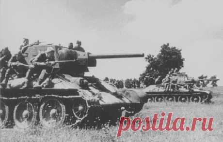 Битва на Курской дуге: кто на самом деле в ней победил В апреле 1943 года Сталин узнал о планах Гитлера срезать советский выступ в районе Курска и тем самым выровнять линию немецкого фронта. На военном совете маршал Георгий Жуков предложил верховному главнокомандующему сначала измотать врага в обороне, выбить его танки и после этого перейти в контрнаступление.