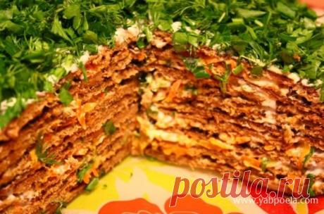 Нежный печеночный торт Очень вкусный закусочный торт из куриной печени с луком, морковью и пикантным чесночным майонезом. Простой рецепт популярного блюда, ведь печеночный торт подойдет на праздничный стол или на каждый день. 1 6 Печень промойте, срежьте пленки и жирок. Лук нарежьте мелко, морковь потрите на терку.