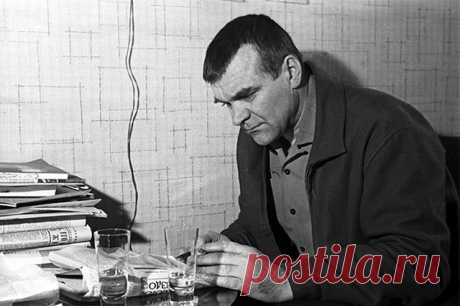 По сценарию Бондарева. Почему эпопея «Освобождение» актуальна до сих пор. 15 марта исполнилось 100 лет со дня рождения писателя Юрия Бондарева – одного из самых ярких представителей «лейтенантской прозы» и соавтора сценария масштабного советского кинопроекта, посвящённого Великой Отечественной, – эпопеи «Освобождение».