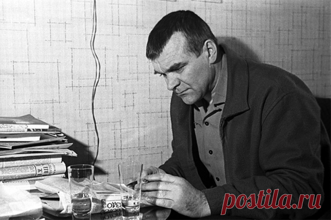 По сценарию Бондарева. Почему эпопея «Освобождение» актуальна до сих пор. 15 марта исполнилось 100 лет со дня рождения писателя Юрия Бондарева – одного из самых ярких представителей «лейтенантской прозы» и соавтора сценария масштабного советского кинопроекта, посвящённого Великой Отечественной, – эпопеи «Освобождение».