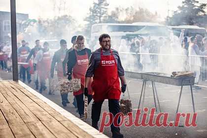 Российские повара приготовили 300 килограммов мяса за раз и установили рекорд. В селе Михайловка, Приморский край, прошло мероприятие ко Дню работника сельского хозяйства. Для местных жителей и гостей праздника повара приготовили за раз почти 300 килограммов мяса. Из-за нехватки емкости остановились из-за отметки в 297 килограммов. Тем не менее, барбекю признали самым большим в мире.