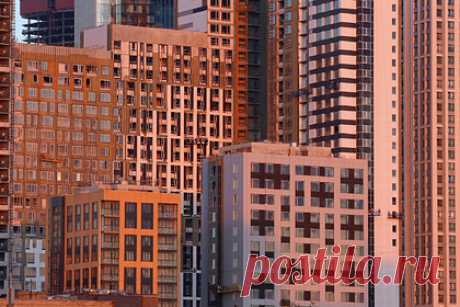 Россияне накупили жилья вопреки подорожавшей ипотеке. В январе-сентябре 2021 года в России было заключено 632 тысячи договоров долевого участия (ДДУ) в строительстве, свидетельствуют данные Росреестра. Это почти на 30 процентов больше, чем было подписано за аналогичный период 2020-го. Рост продаж квартир в новостройках на 20-25 процентов подтвердили и застройщики.