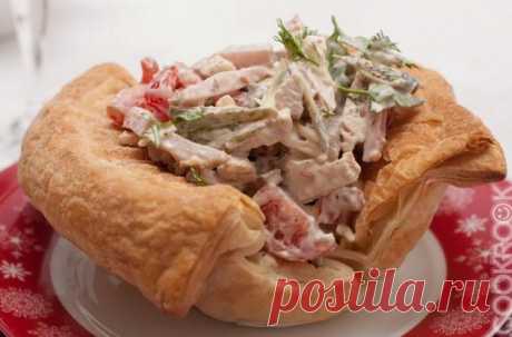 Праздничный салат на тарелках из слоёного теста..