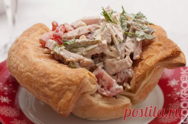 Праздничный салат на тарелках из слоёного теста..