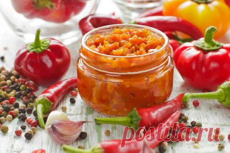 Делюсь редким рецептом аджики! Можно есть сразу, а лучше — закрутить в банки… Недавно увидела,как моя мама достает из холодильника яблоки и начинает их чистить. Я ошибочно подумала,что она готовит что-то на десерт. Как оказалось,мама подготавливала ингредиенты для домашней аджи…