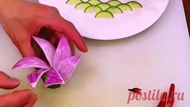 Цветок 🌺 из лука и огурца. Украшение на праздничный стол.