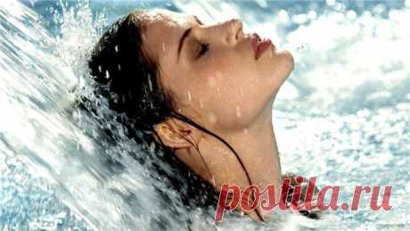 Очень сухие волосы испытывают дефицит кожного сала, поэтому для них полезны маски с натуральными косметическими маслами – оливковым, касторовым, розмариновым, а также маслом авокадо. Для сухих волос можно воспользоваться следующим рецептом восстановления: оливковое масло нанести на чистые волосы, укрыть полотенцем и оставить минут на 30, затем тщательно промыть водой.