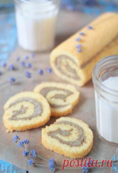 Рулет с начинкой из халвы.