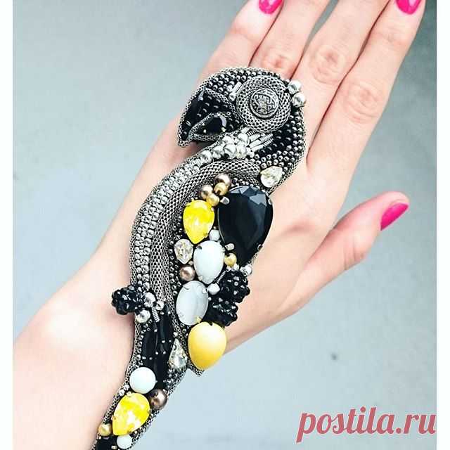 #mpaccessories #marinaprisyach #jewellery #Swarovski #brooch #bird #украшения #сваровски #брошь #птичка #попугай #дизайнер #ручнаяработа #Москва #Питер #спб
Да, он большой!) 😋 💛В длину 15 см, поэтому снова двойная застежка, чтобы он не улетел в тёплые края и комфортно расположился даже на лёгкой рубашке🙌🌟