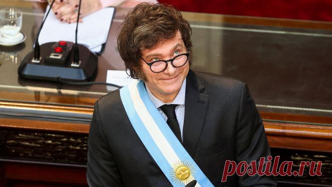 В Аргентине применили газ против учителей и пенсионеров. Аргентинская полиция применила газ против учителей и пенсионеров во время протеста в центре Буэнос-Айреса. Об этом сообщил телеканал C5N. В материале отмечается, что акция была направлена против ликвидации национального фонда поощрения ...