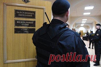 В российском регионе осудят мужчину за угрозы убийством знакомому в лесу. В Новосибирской области суд рассмотрит дело 37-летнего мужчины, обвиняемого в незаконном хранении оружия и угрозах убийством. В июне незнакомый человек подарил фигуранту укороченное гладкоствольное огнестрельное оружие на улице проспект Карла Маркса. Тогда мужчина отвез подарок домой и спрятал в собачьей будке.