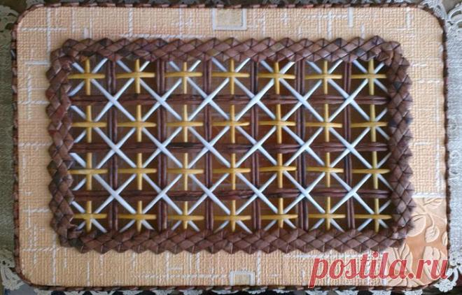 Плетение из газет. Мастер-класс на крышку с цветным узором из трубочек.