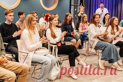 Российские учителя посоревнуются в использовании технологий. Образовательный сервис «Сферум» объявил о старте Всероссийской олимпиады цифрового педагогического мастерства «Лица Сферума-2023». В рамках нее учителя смогут посоревноваться в использовании технологий и на примере учебного профиля «Сферум» в «VK Мессенджере» показать, как в школе можно применять цифровые сервисы.