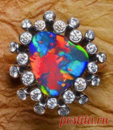 Кольцо с опалом и бриллиантами.