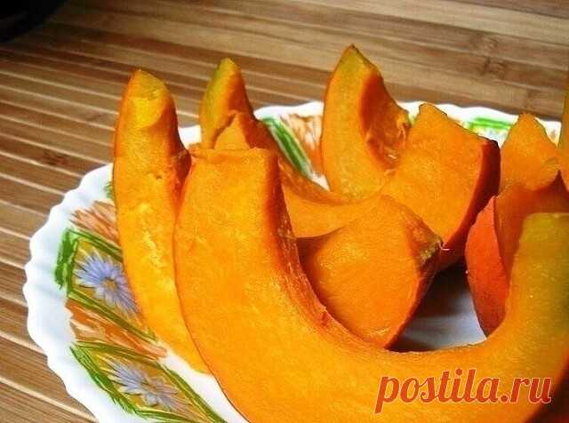 10 ВАРИАНТОВ ПРИГОТОВЛЕНИЯ ВКУСНОЙ ТЫКВЫ
 РЕЦЕПТ 1. ТЫКВА ПАРЕНАЯ.
Нарежьте очищенную тыкву на кубики.
В глубокую кастрюлю налейте 1 см. воды и плотно уложите тыкву. Внимание, вода не должна тыкву покрывать.
Посыпьте тыкву сверху сахаром, накройте кастрюльку крышкой и парьте тыкву до мягкости (20 - 25 минут)
Такую тыкву можно есть как в горячем, так и в холодном виде.
Кстати, тыкву можно было и не очищать от кожицы, просто помыть и нарезать, а кожицу снимать уже во время ...