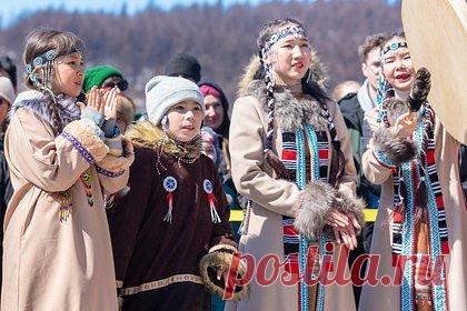 В России стартовал первый съезд учителей языков и литературы народов Севера. В Якутии начался первый съезд учителей языков и литературы народов Севера. По данным ТАСС, мероприятие продлится до 14 декабря, в ходе него будет обобщена практика преподавания родных языков. В частности, участники посетят курсы повышения квалификации, лекции и тематические выставки.